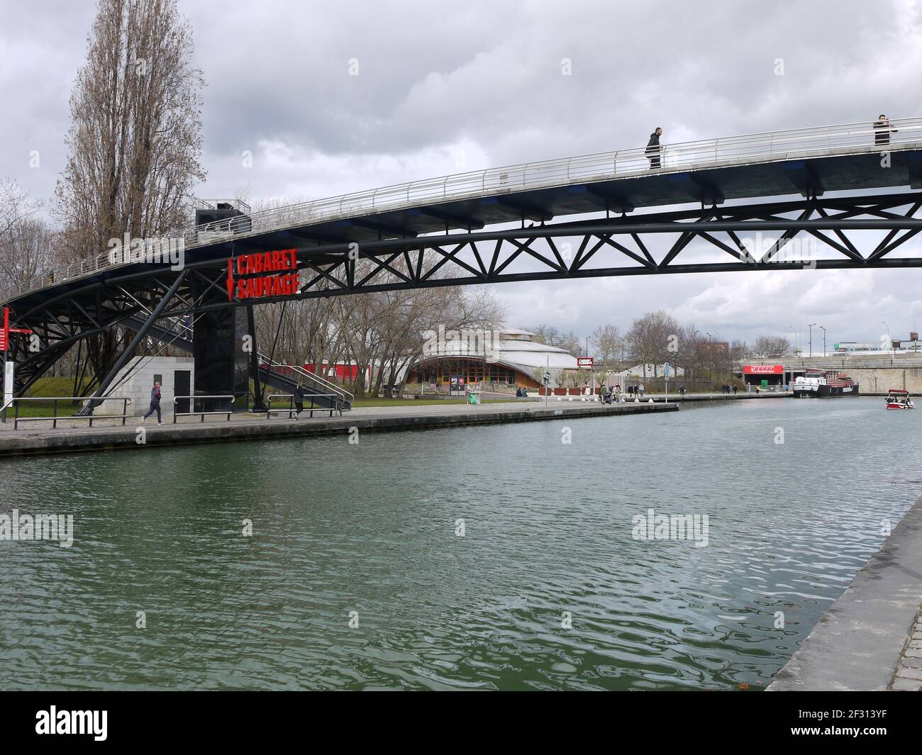 Diese Brücke von Paris ermöglicht Fußgänger, den Kanal zu überqueren De l'Ourcq im Park La Villette Stockfoto