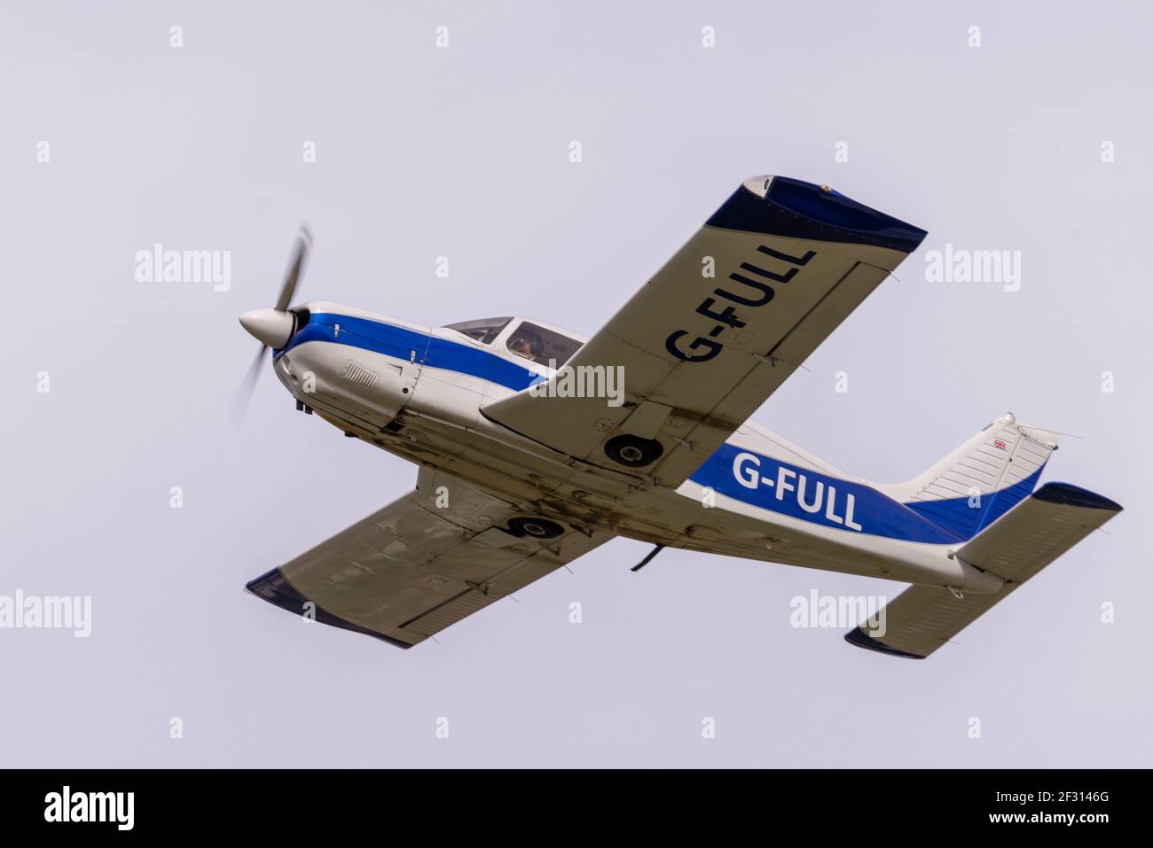 Piper PA-28 Cherokee Arrow II ein G-VOLLFLUGZEUG, das während der COVID 19-Sperre vom London Southend Airport, Essex, Großbritannien, abfliegt Stockfoto