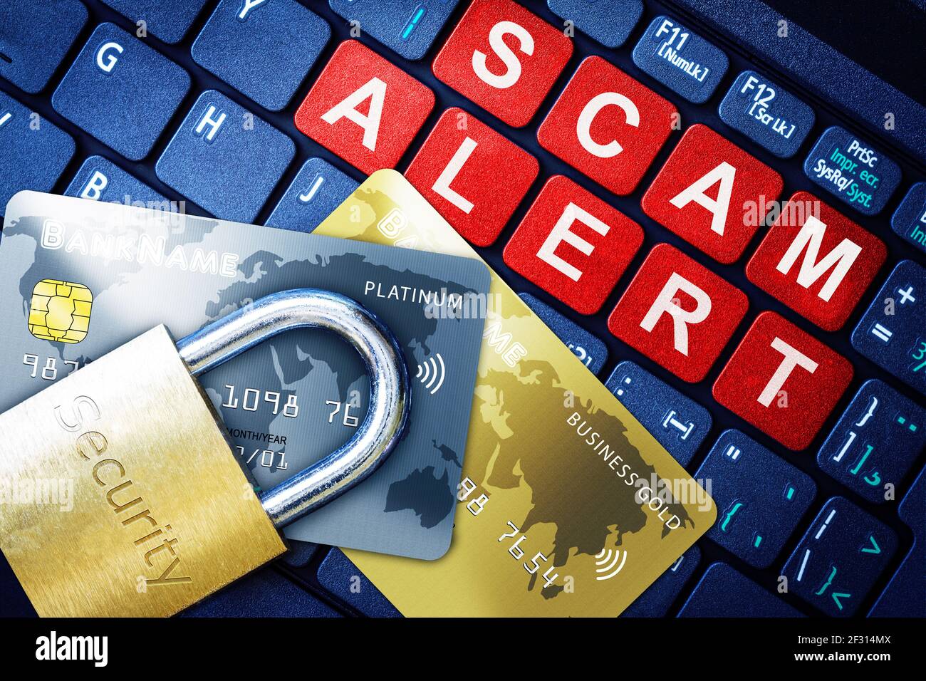 Scam Alert in roten Tasten auf High-Tech-Computer-Tastatur Hintergrund mit Sicherheit gravierten Schloss auf gefälschte Kreditkarten. Konzept der Internet-Sicherheit, Daten Stockfoto