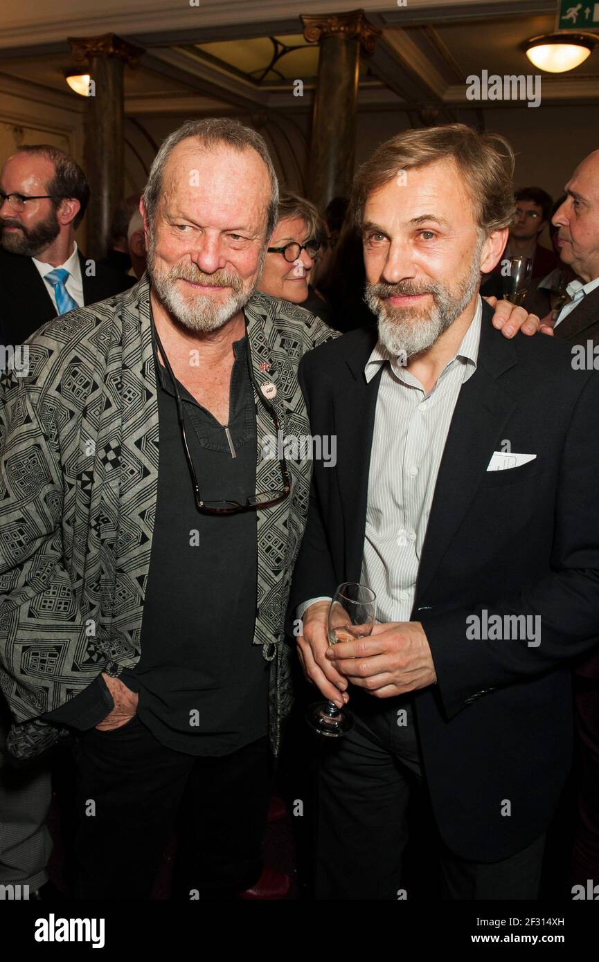 Terry Gilliam und Christoph Waltz bei der Eröffnungsnacht nach der Party von ENO's Benvenuto Cellini unter der Regie von Terry Gilliam im London Coliseum, St Martin's Lane - London Stockfoto