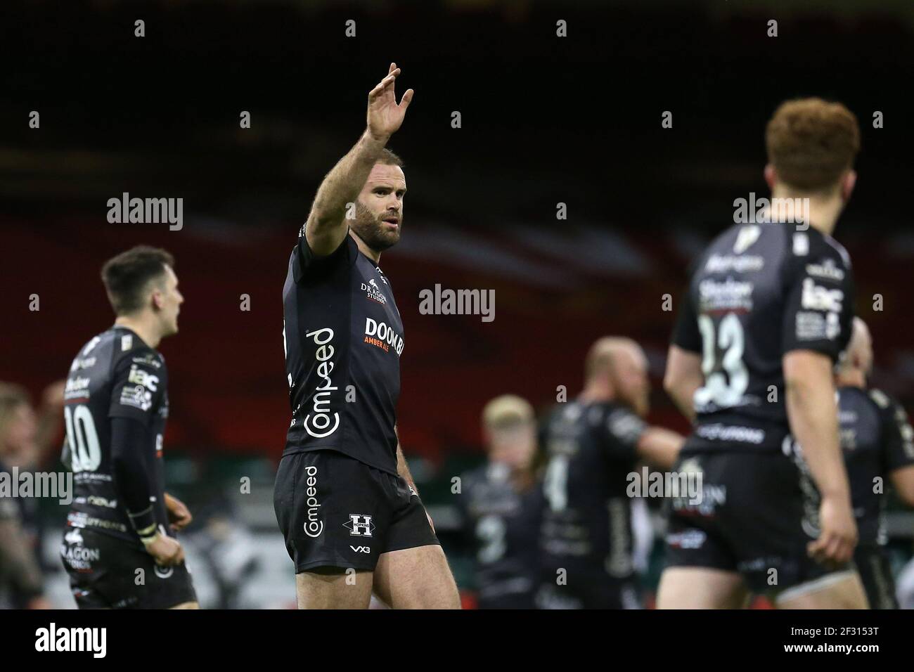Cardiff, Großbritannien. März 2021, 13th. Jamie Roberts von den Drachen schaut auf. Guinness Pro14 Rugby, Dragons V Ulster Rugby im Fürstentum Stadion in Cardiff am Samstag 13th März 2021. PIC von Andrew Orchard / Andrew Orchard Sport Fotografie / Alamy Live-Nachrichten Kredit: Andrew Orchard Sport Fotografie / Alamy Live News Stockfoto