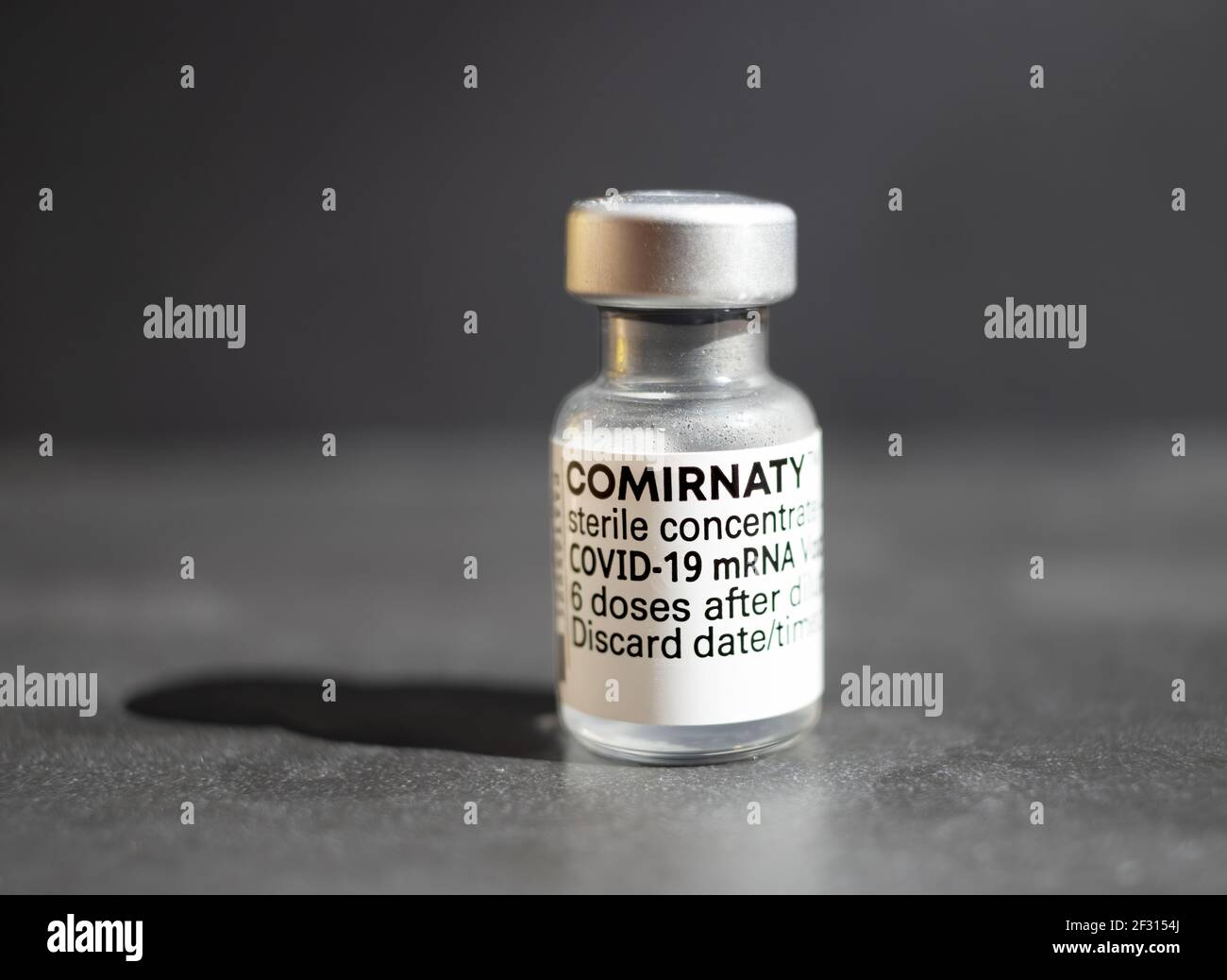 Eruel, Spanien - März 03 2021, Comirnaty, RNA-Impfstoff gegen Covid-19, entwickelt von Pfizer BioNTech auf grauem Hintergrund Stockfoto