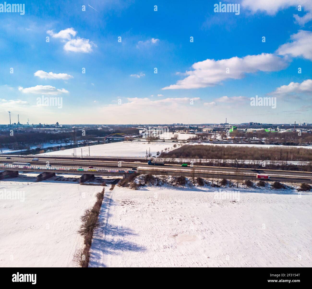 Blick auf die schneebedeckte Skyline von Duisburg auf einem sonnigen Wintertag von oben Stockfoto