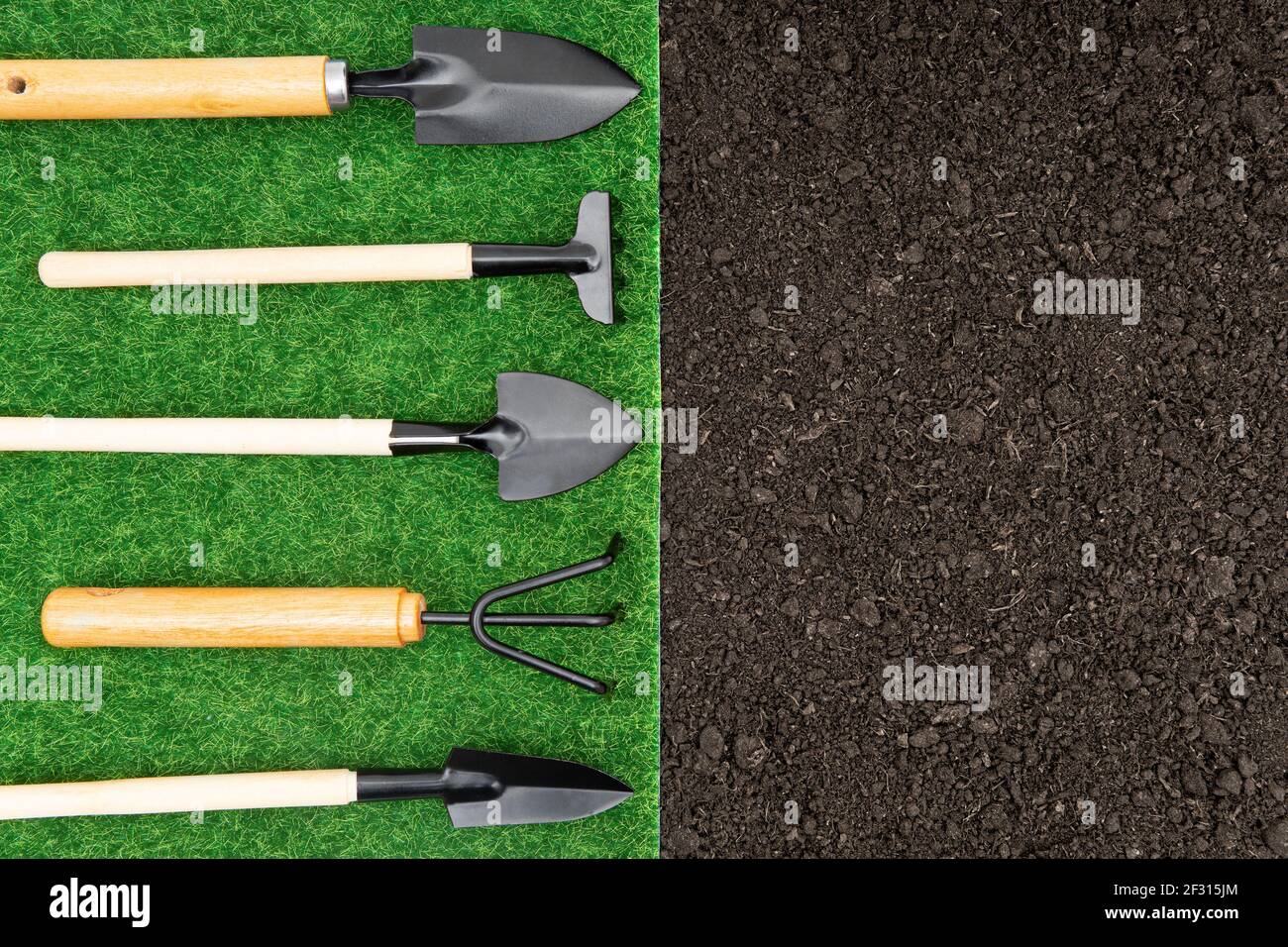 Set von Gartenarbeit Handwerkzeuge auf einem Kontrast Gras und Boden Hintergrund. Stockfoto