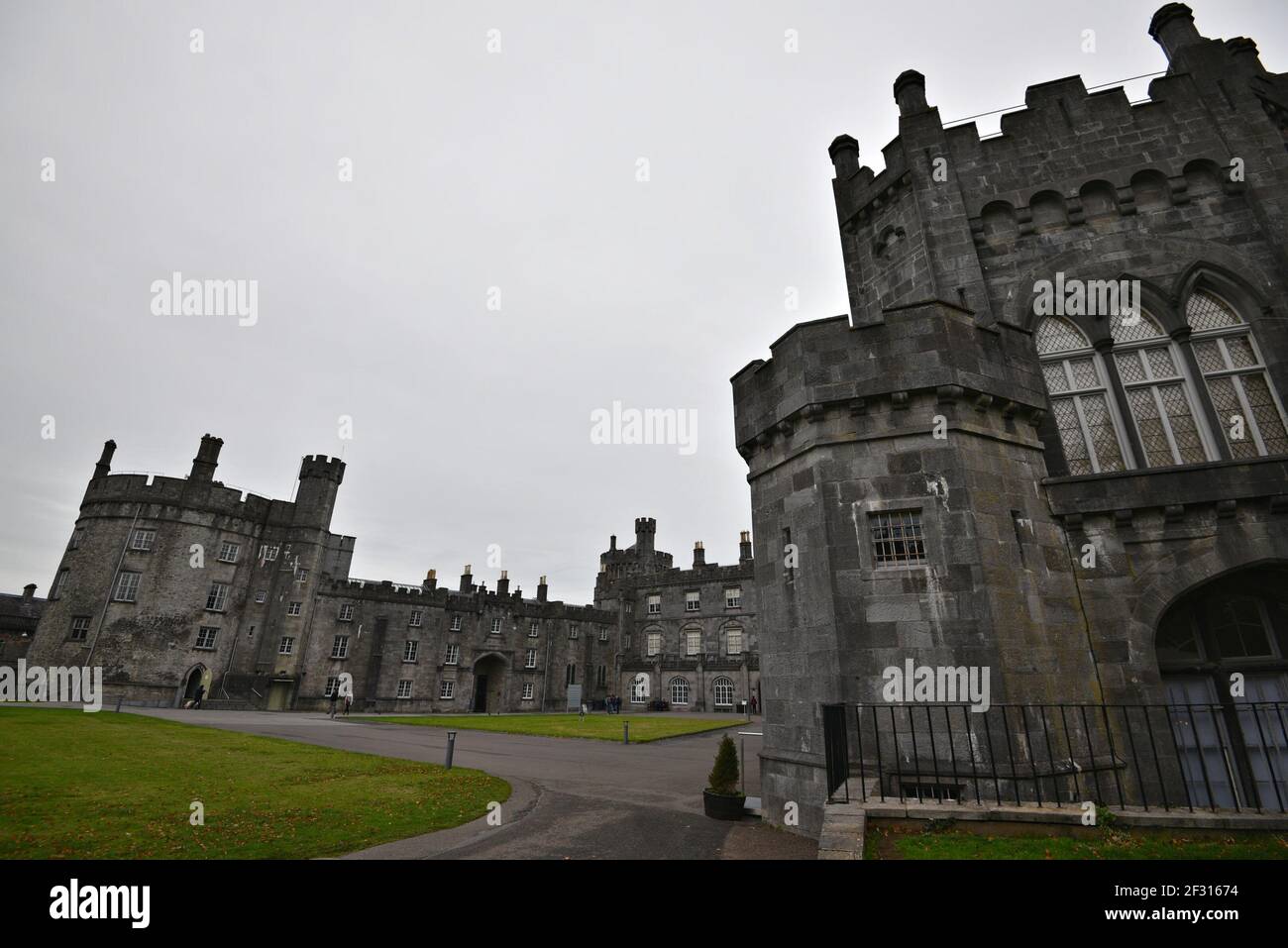 Panoramablick auf das mittelalterliche Schloss Kilkenny und die umliegenden Gärten in Kilkenny, Leinster Irland. Stockfoto