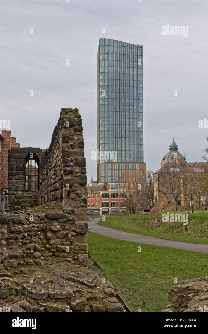 Die mittelalterliche Westmauer steht im Kontrast zum ultramodernen Hadrians Tower im Hintergrund in Newcastle, Tyne und Wear. Stockfoto