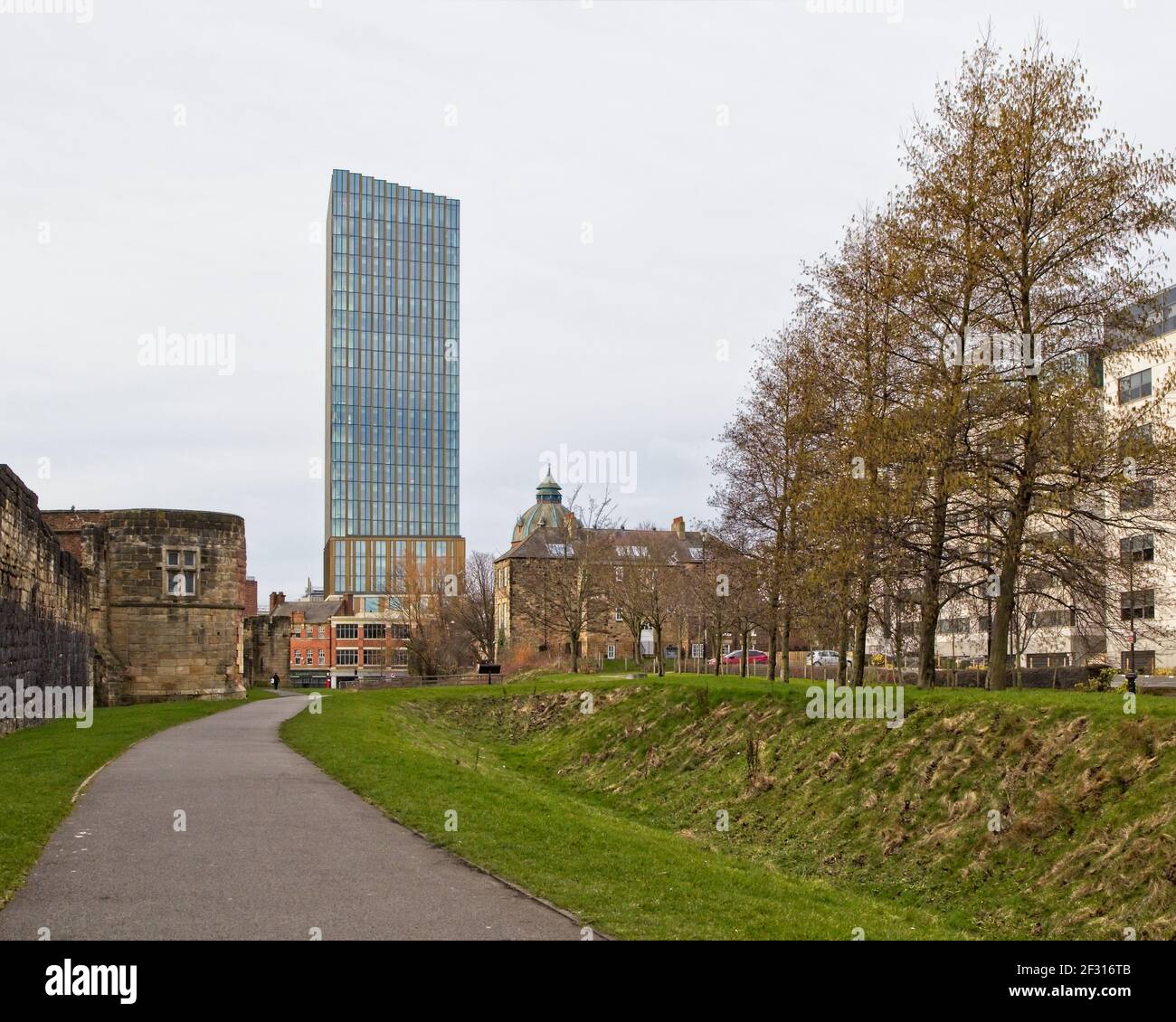 Die mittelalterliche Westmauer steht im Kontrast zum ultramodernen Hadrians Tower im Hintergrund in Newcastle, Tyne und Wear. Stockfoto