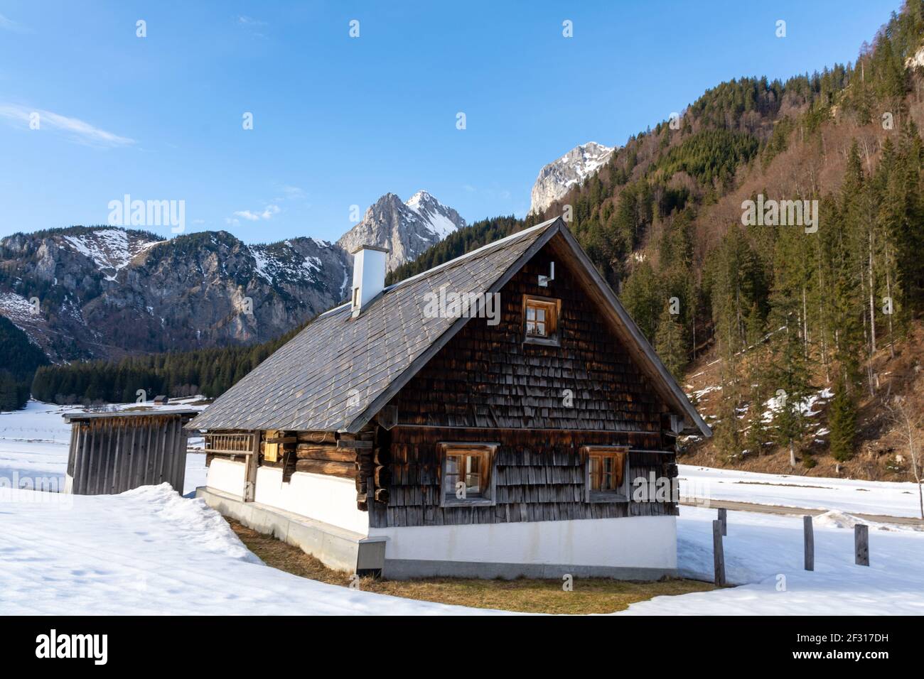 Eisenerz, Österreich - 28. Februar 2021: Hütte und schneebedeckter Hochkogel im Hintergrund Stockfoto