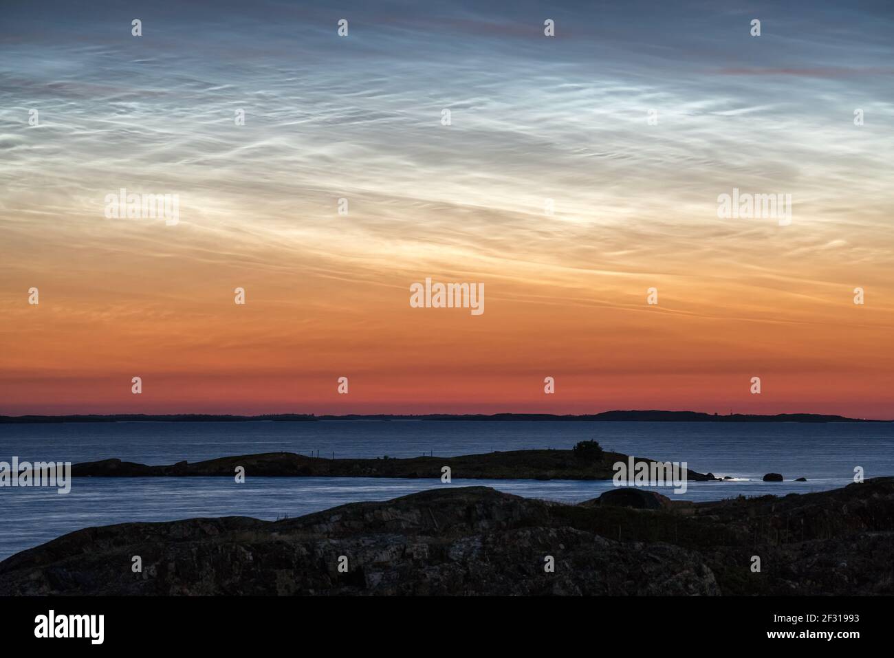 Leuchtende Nachtwolken von der Insel Jurmo aus gesehen, Parainen, Finnland Stockfoto