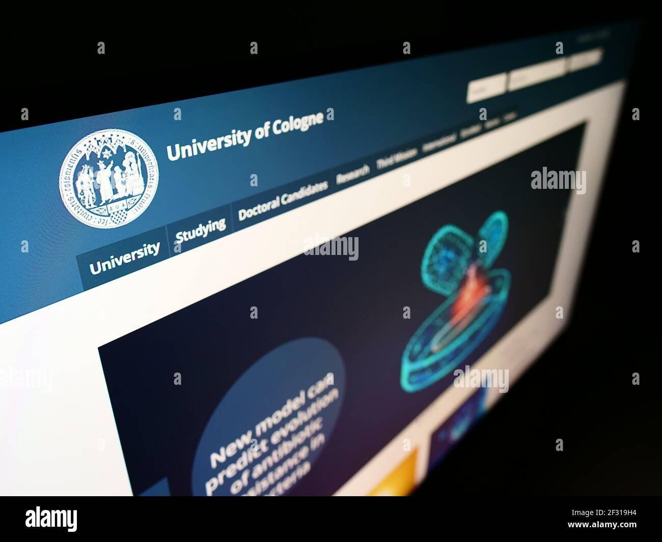 Hochwinkelansicht der Website mit Logo der Universität zu Köln auf dem Monitor. Fokus oben links auf dem Bildschirm. Nicht modifiziertes Foto. Stockfoto