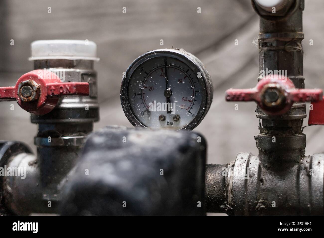 Wasserdruckmesser in der Pumpstation eines Brunnenes Von einem privaten  Haus aus der Nähe Stockfotografie - Alamy