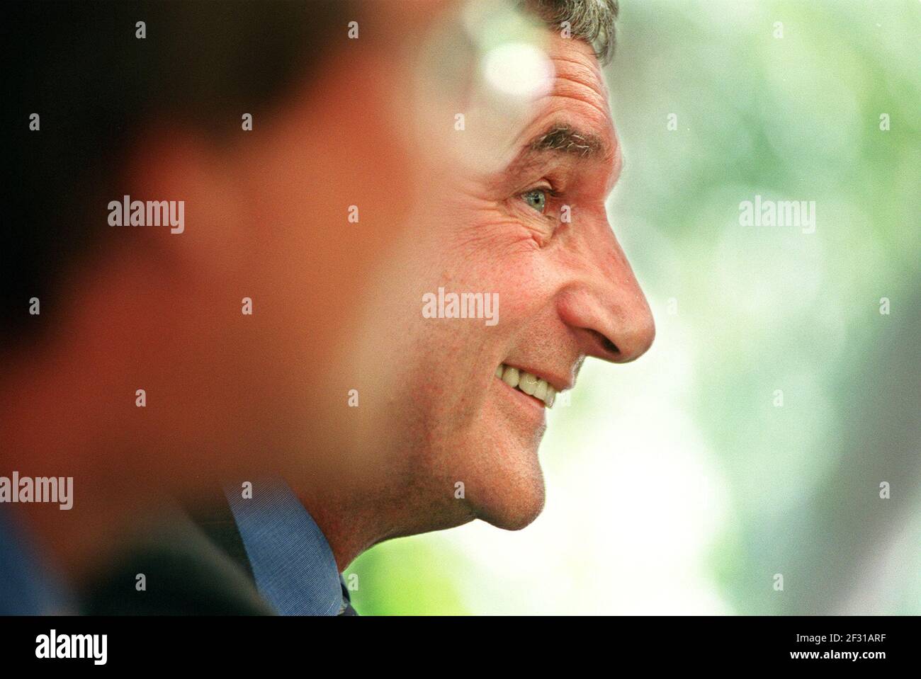 JOHN JACKSON, CO-LEITER DER VÖLKER LOTTERIE MIT SIMON BURRIDGE CHIEF EXECUTIVE DER VÖLKER LOTTERIE IN DER FOREGROUND,23 AUGUST 2000 FOTO ANDY PARADISE Stockfoto