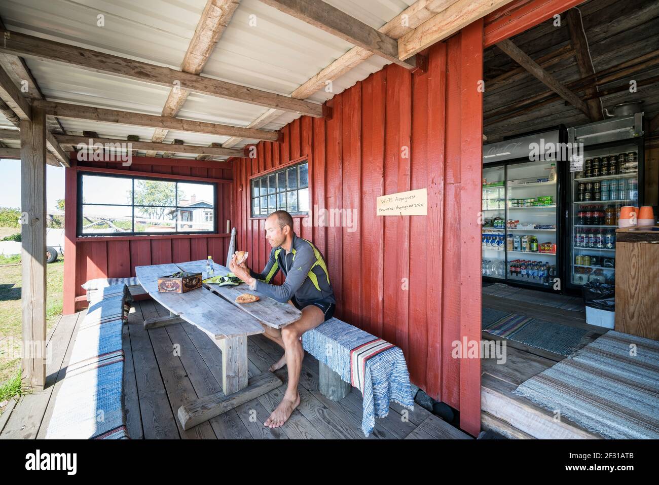 Ein Sandwich in einem kleinen Laden auf der Insel Aspö, Parainen, Finnland Stockfoto