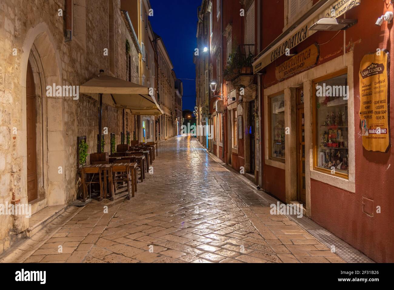 Zadar, Kroatien, 20. Juli 2020: Sonnenaufgang Blick auf eine Fußgängerzone in der Altstadt von Zadar, Kroatien Stockfoto