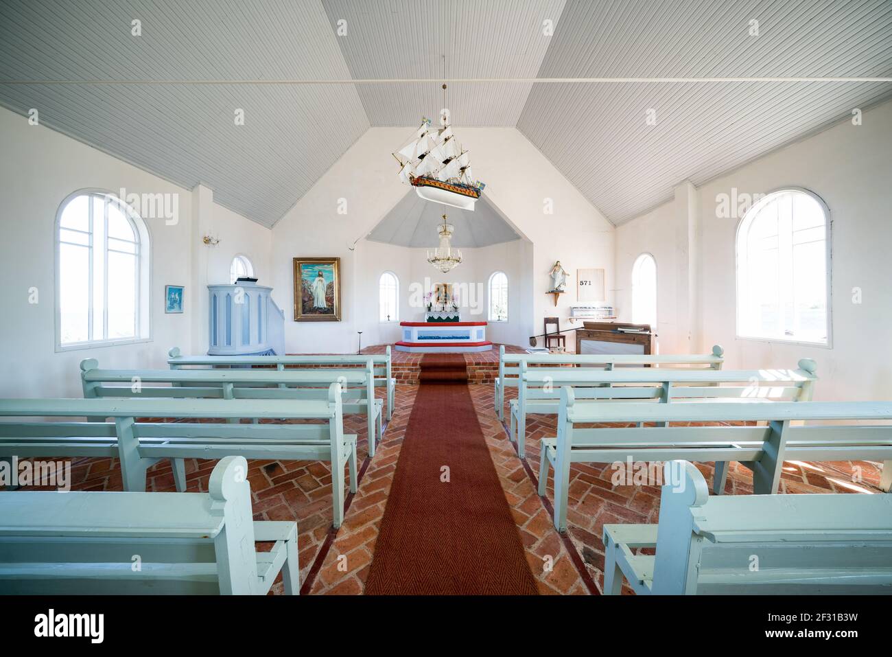 Im Inneren der kleinen Kirche auf der Insel Aspö, Parainen, Finnland Stockfoto