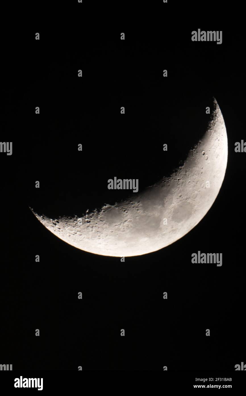 Der zunehmende Mond und Krater am 2 2017. April Stockfoto