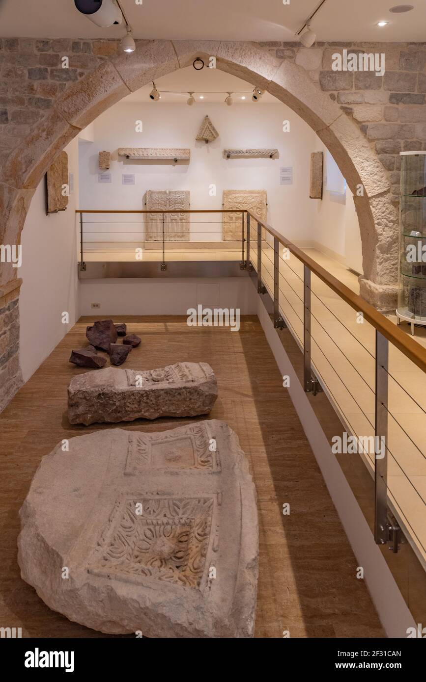 Split, Kroatien, 23. Juli 2020: Römische Artefakte in einem Museum in Split, Kroatien Stockfoto