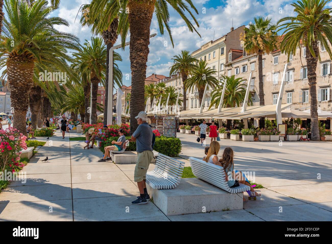 Split, Kroatien, 23. Juli 2020: Die Menschen gehen auf der Strandpromenade in Split, Kroatien Stockfoto