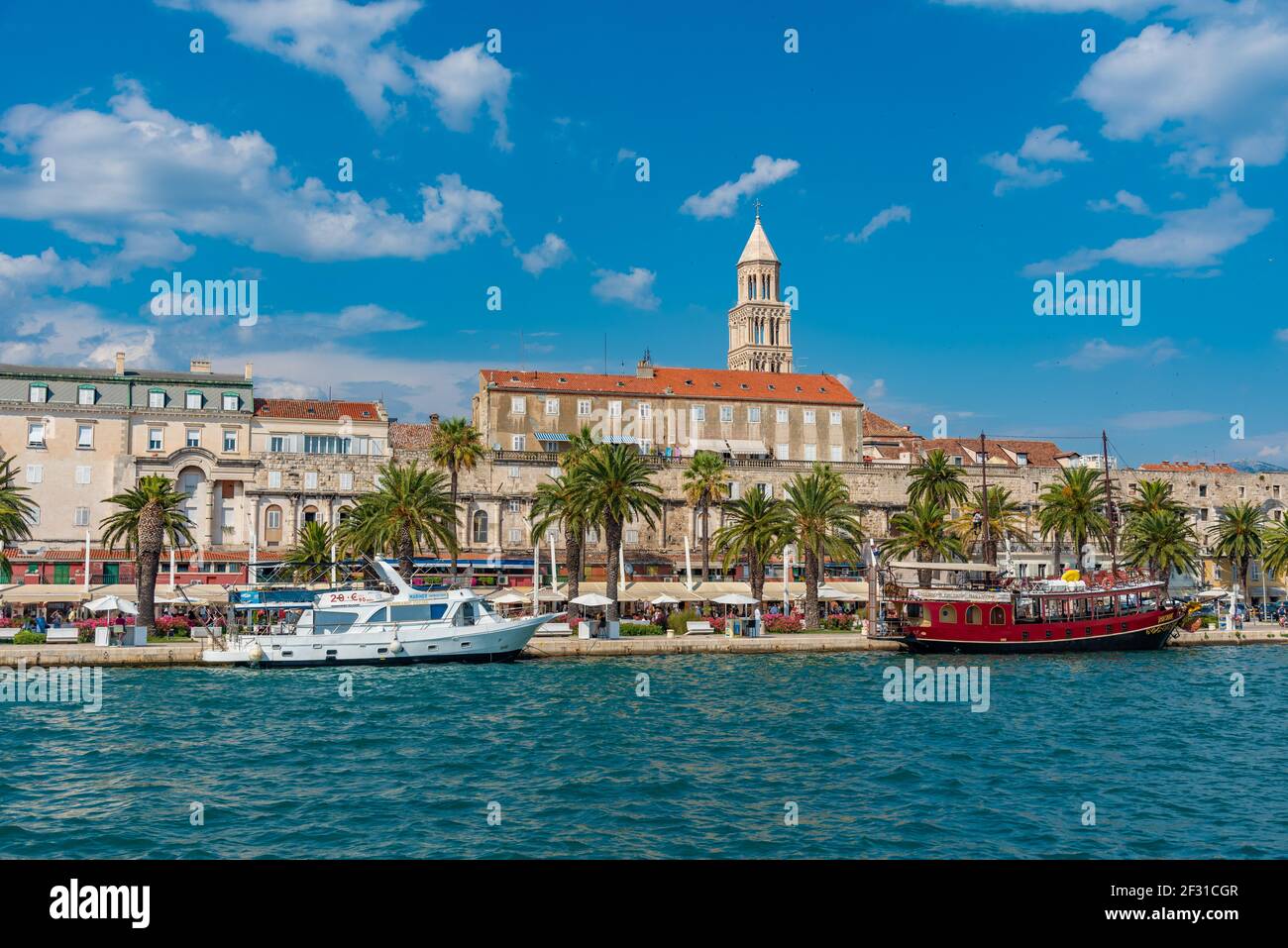 Split, Kroatien, 23. Juli 2020: Stadtbild der kroatischen Stadt Split hinter der Riva Promenade Stockfoto