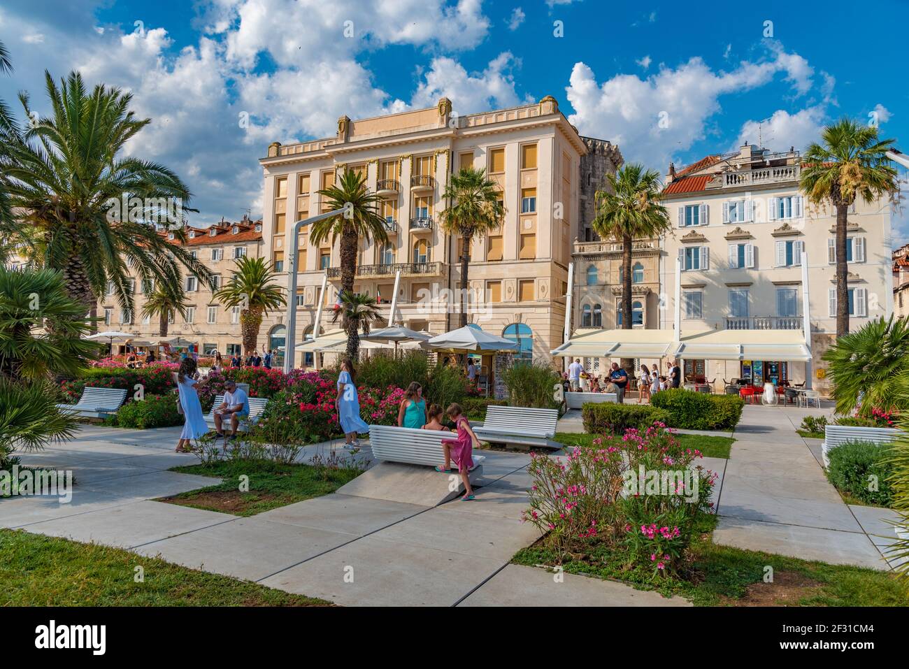 Split, Kroatien, 23. Juli 2020: Die Menschen gehen auf der Strandpromenade in Split, Kroatien Stockfoto