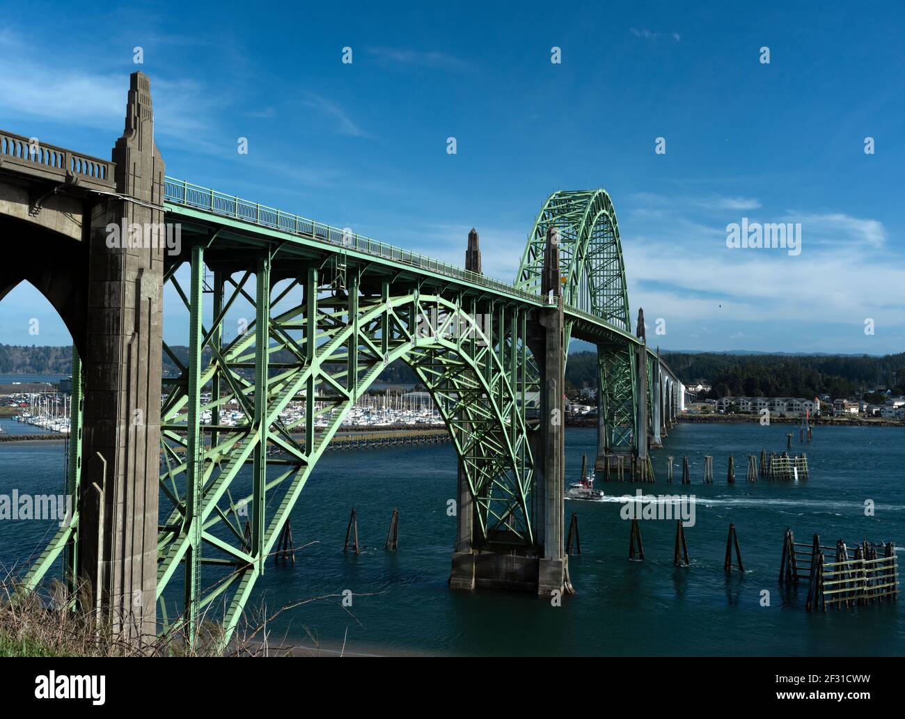 Dies ist die Yaquina Bay Bridge in Newport, Oregon, die an der Küste von Oregon liegt. Das Bild wurde im März aufgenommen. Eine Marina ist im Hintergrund. Stockfoto
