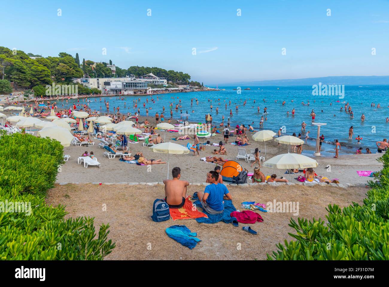 Split, Kroatien, 24. Juli 2020: Die Menschen genießen einen sonnigen Tag am Strand Bacvice in Split, Kroatien Stockfoto