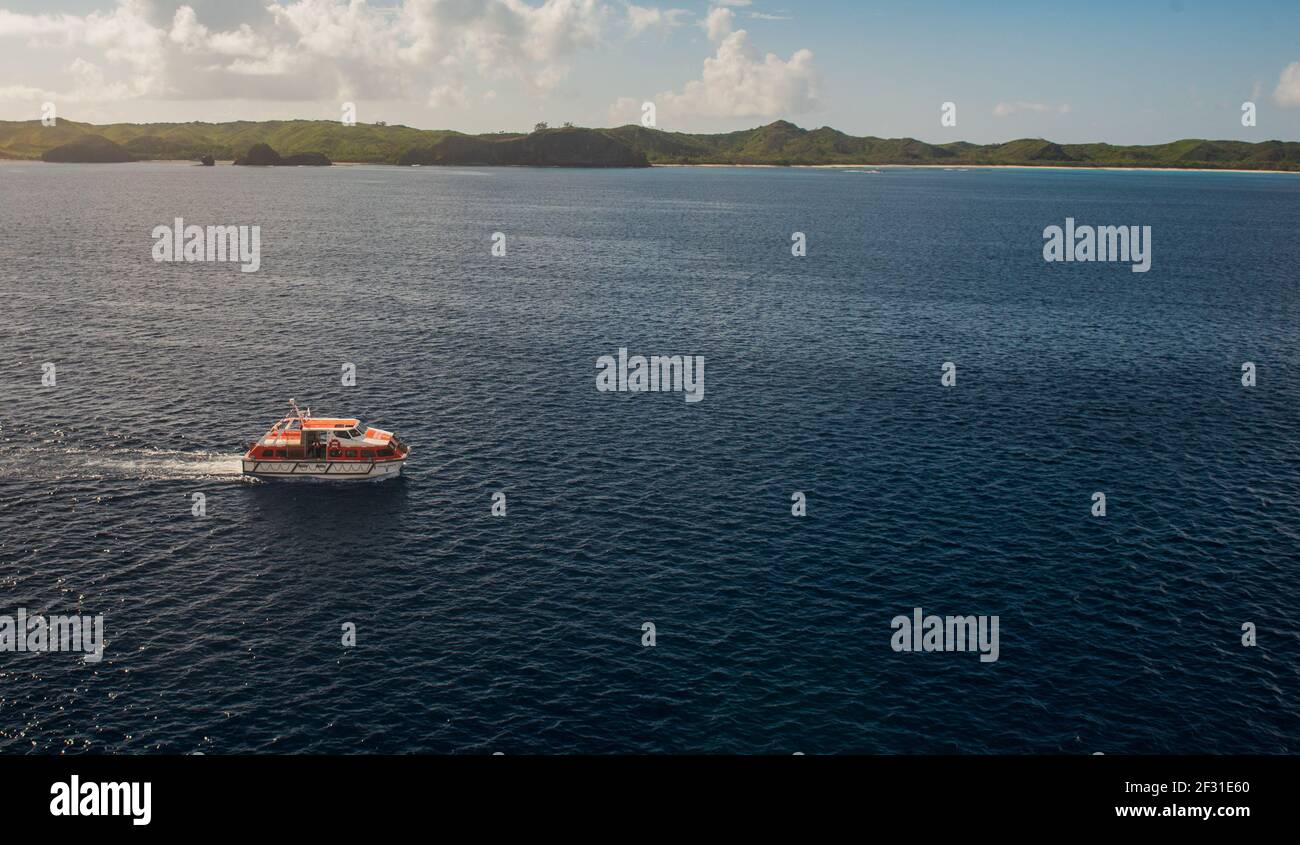Küste von Vanuatu -- 7. Februar 2016. Eine Weitwinkelaufnahme, die ein zartes Boot vor der Küste von Vanuatu einfängt. Stockfoto