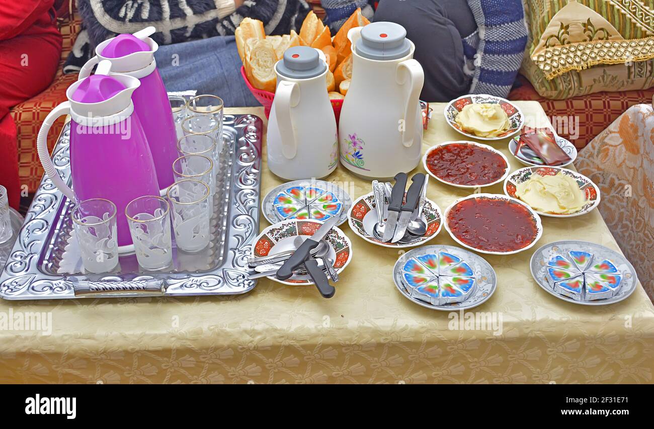 Marokkanisches Frühstück Kaffee, Tee, Pfannkuchen, Marmelade, Orangensaft, Ei, Stockfoto