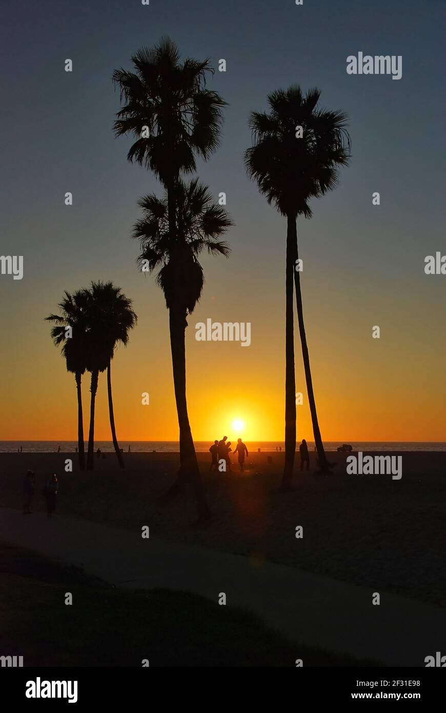 Am Abend brechen Tänzer am Venice Beach auf Stockfoto