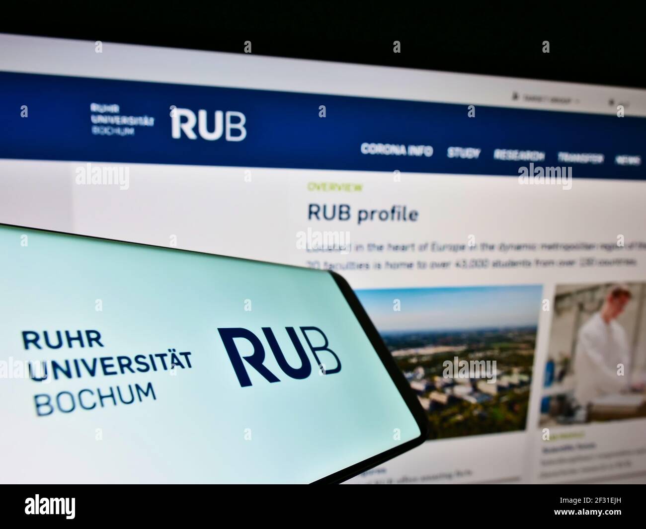 Handy mit Logo der Ruhr-Universität Bochum auf dem Bildschirm vor der Website. Konzentrieren Sie sich auf die Mitte rechts des Telefondisplays. Stockfoto