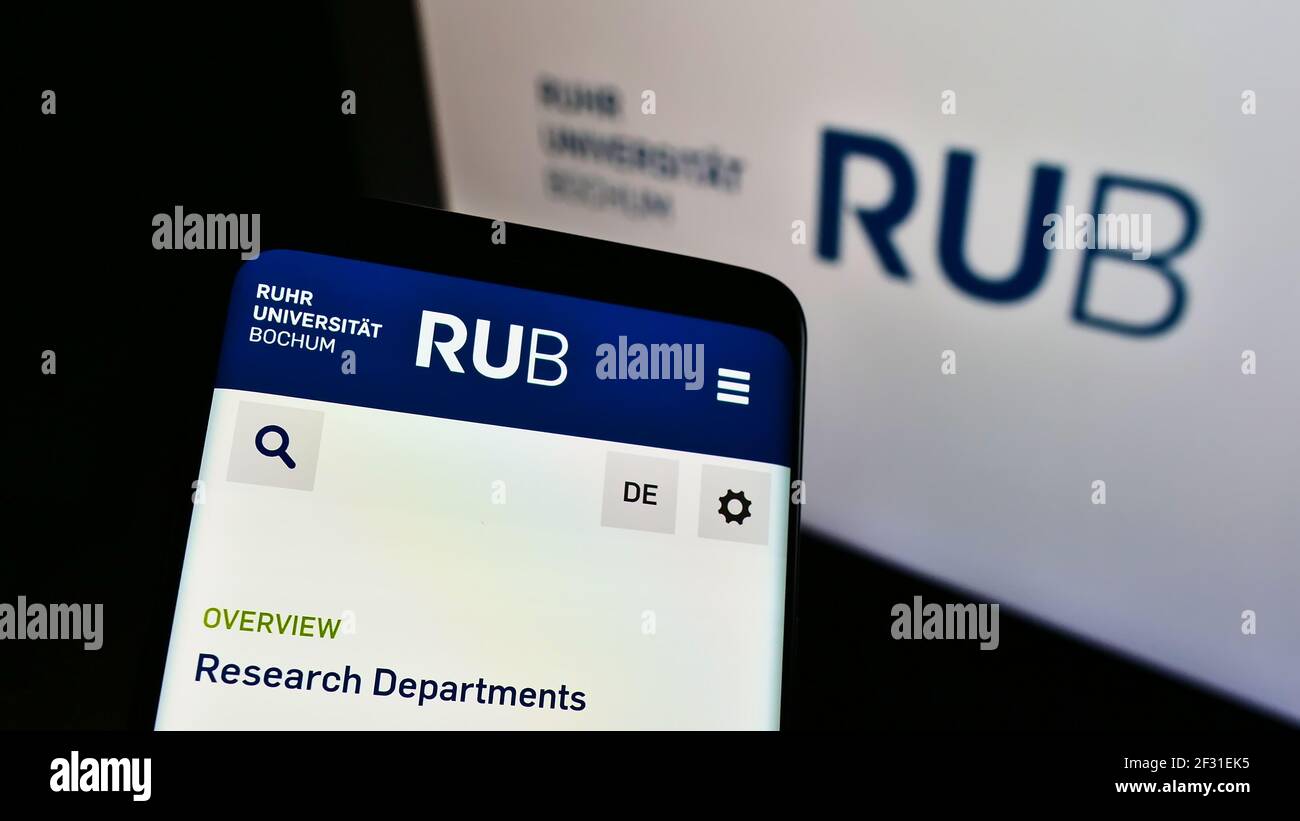 Mobiltelefon mit Website der deutschen Bildungseinrichtung Ruhr-Universität Bochum (RUB) auf dem Bildschirm mit Logo. Konzentrieren Sie sich auf die obere Mitte des Telefondisplays. Stockfoto