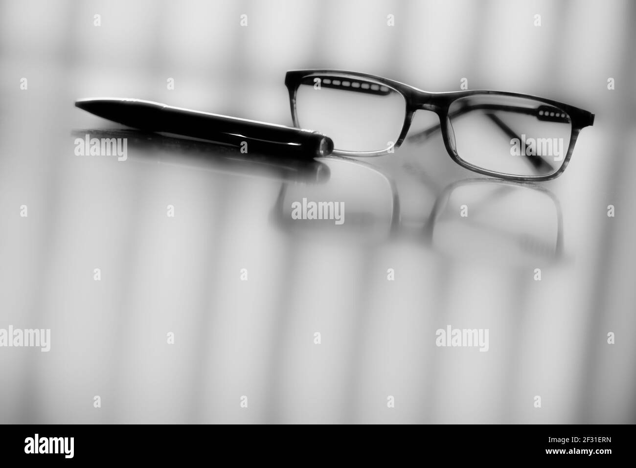 Eine Brille und ein Stift Stockfoto