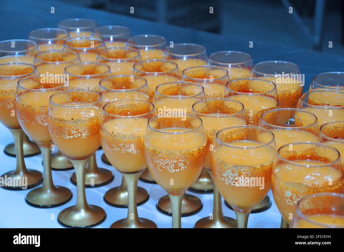 Gläser Orangensaft auf einer Hochzeitsfeier Stockfoto