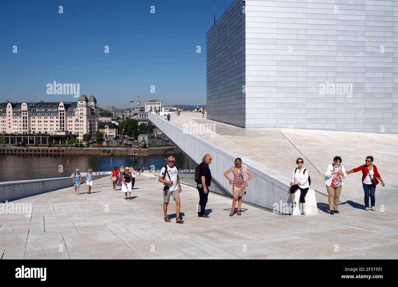 Menschen auf einem Teil des Osloer Opernhauses Dach, Oslo, Norwegen Stockfoto