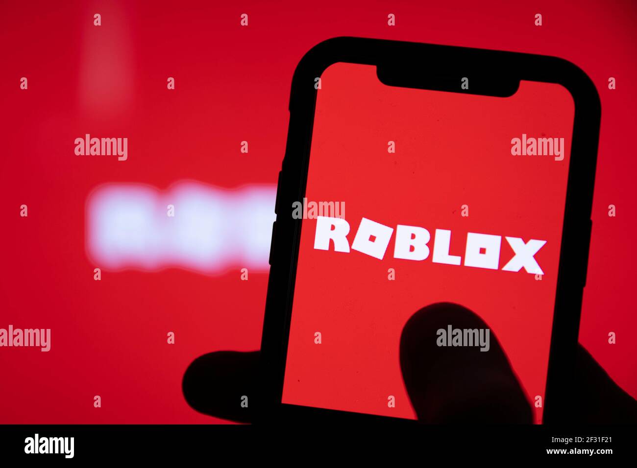 London Uk Marz 2021 Person Mit Einem Smartphone Mit Roblox Spiel Logo Stockfotografie Alamy