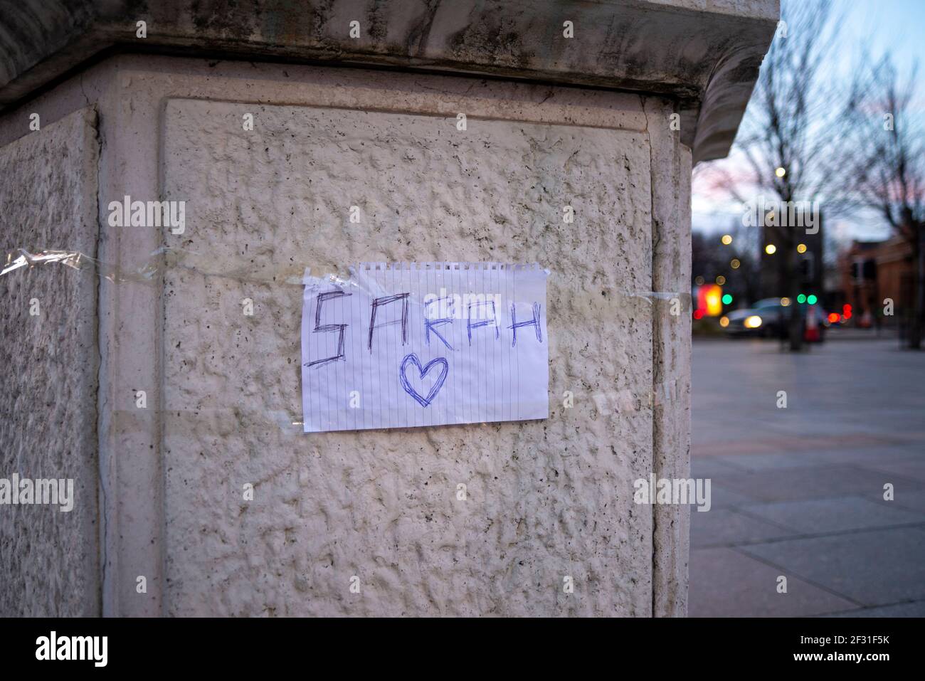 Einfache, handgeschriebene Botschaft, zu Ehren der ermordeten Frau Sarah Everard vor dem Bahnhof Southend Victoria, Essex, Großbritannien. Liebe, Herz Stockfoto