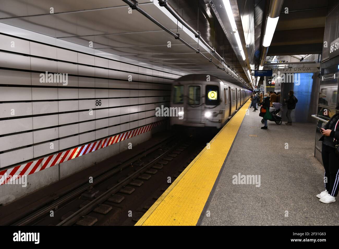 New York City - 21. Feb 2021: Bahnsteig der 2nd Avenue U-Bahn Linie in New York City an der 86th Street U-Bahn Station in Manhattan, Upper East Side. Stockfoto