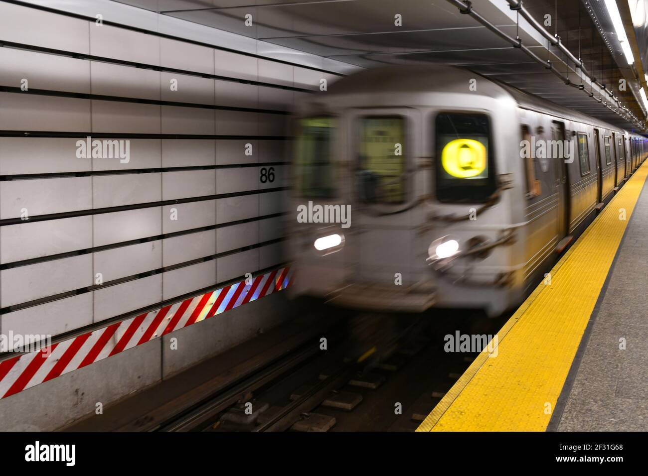 New York City - 21. Feb 2021: Bahnsteig der 2nd Avenue U-Bahn Linie in New York City an der 86th Street U-Bahn Station in Manhattan, Upper East Side. Stockfoto