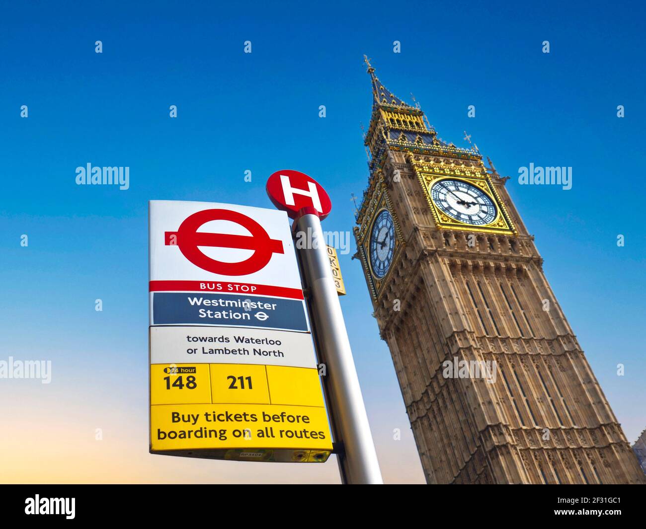 Bushaltestelle neben Big Ben Clock Tower und Houses Des Parlaments Westminster U-Bahn-Station in Richtung Waterloo auf der 211/148 Bus London Großbritannien Stockfoto