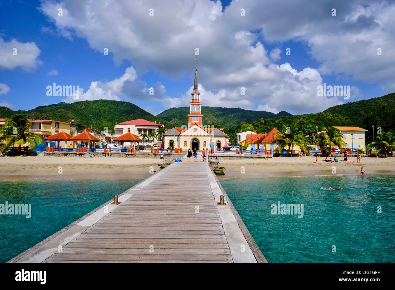 Frankreich, Westindien, Martinique, Les Anses d'Arlet, die Stadt Grande Anse, die Kirche Saint-Henri und der hölzerne Ponton Stockfoto
