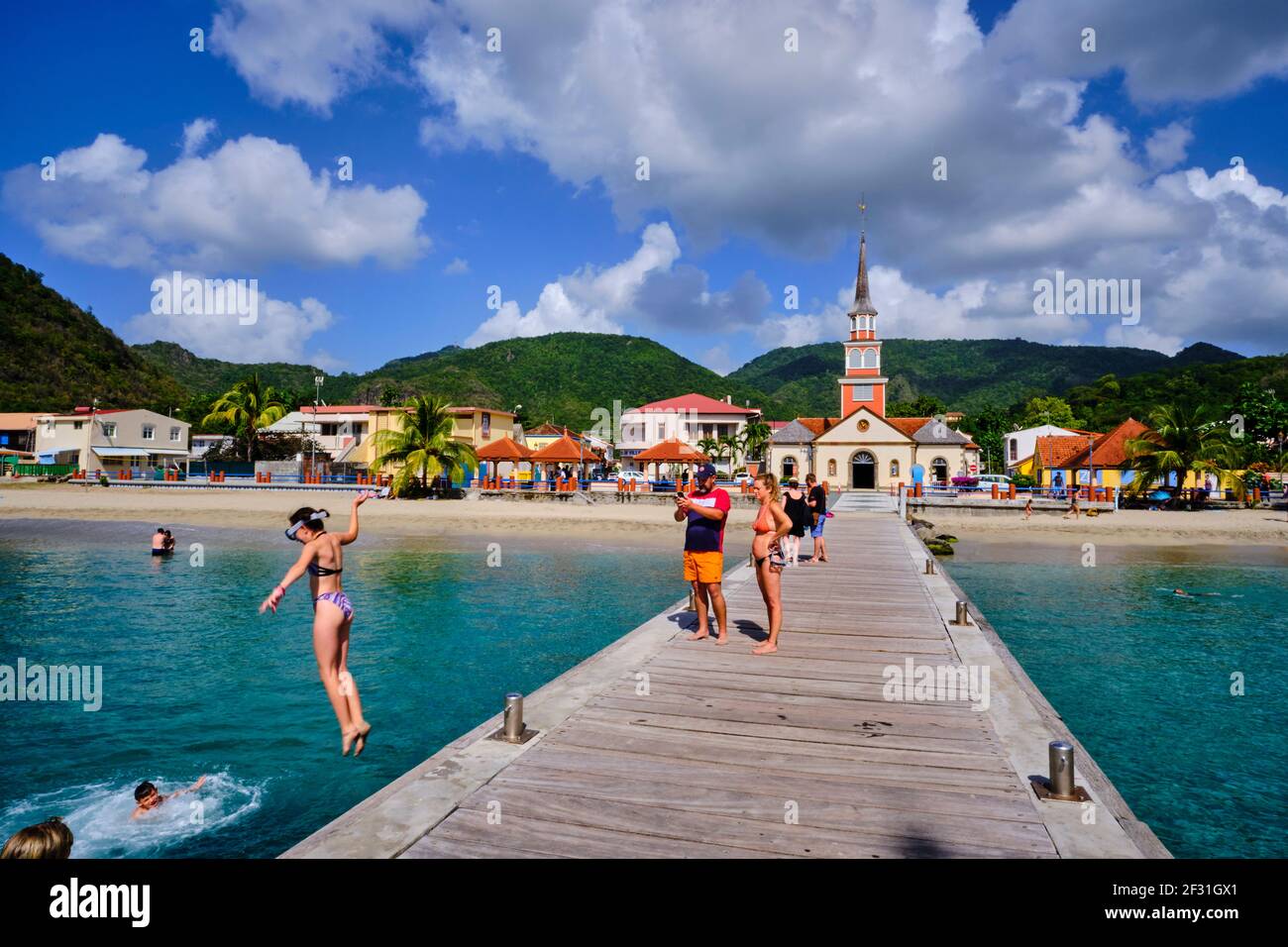 Frankreich, Westindien, Martinique, Les Anses d'Arlet, die Stadt Grande Anse, die Kirche Saint-Henri und der hölzerne Ponton Stockfoto