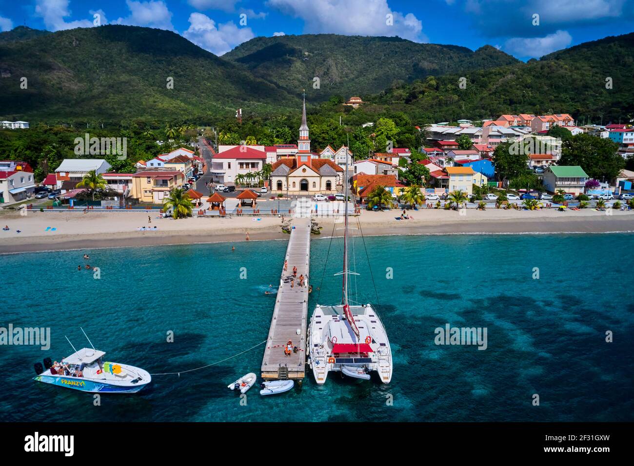 Frankreich, Westindien, Martinique, Les Anses d'Arlet, die Stadt Grande Anse, die Kirche Saint-Henri und der hölzerne Ponton Stockfoto