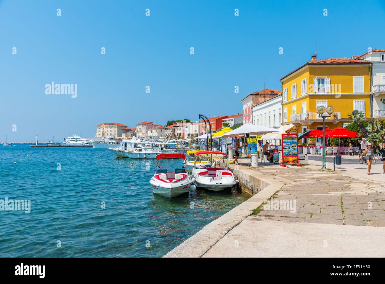 Porec, Kroatien, 31. Juli 2020: Die Leute bummeln an der Küste von Porec in Kroatien Stockfoto