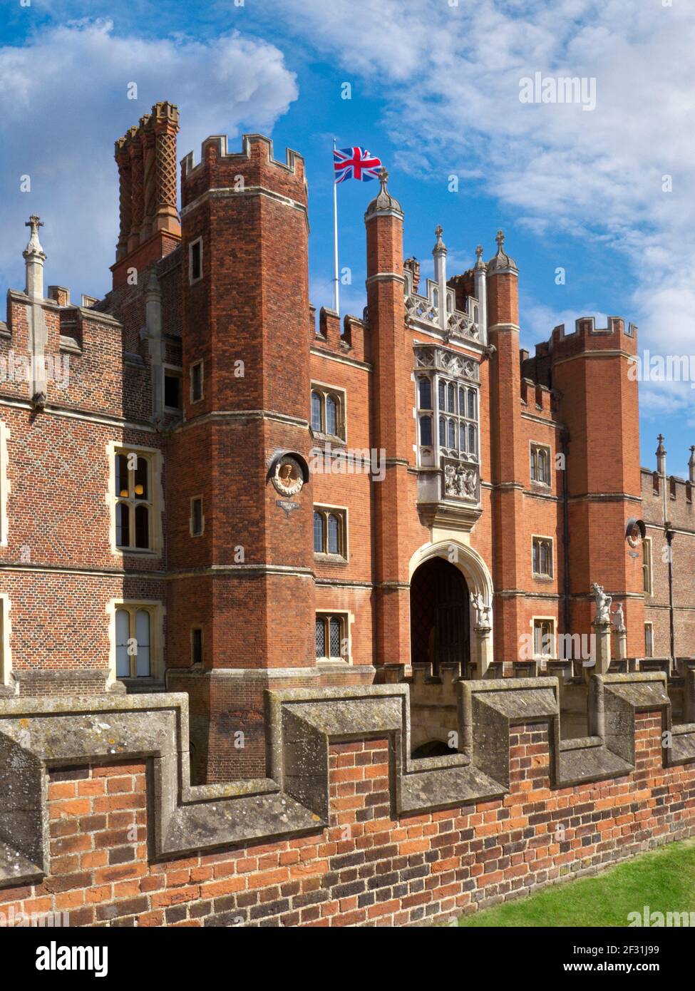 Hampton Court Palace unter der Union Jack Flagge. Ein königlicher Palast im Londoner Stadtteil Richmond an der Themse Großraum London Surrey UK Stockfoto