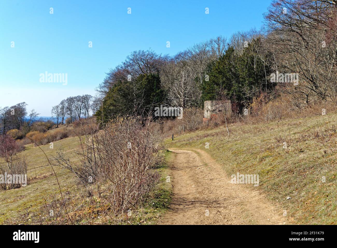 Eine Kiste aus dem Zweiten Weltkrieg mit Blick auf die North Downs an einem sonnigen Frühlingstag in der Nähe von Abinger Hammer in den Surrey Hills England Stockfoto