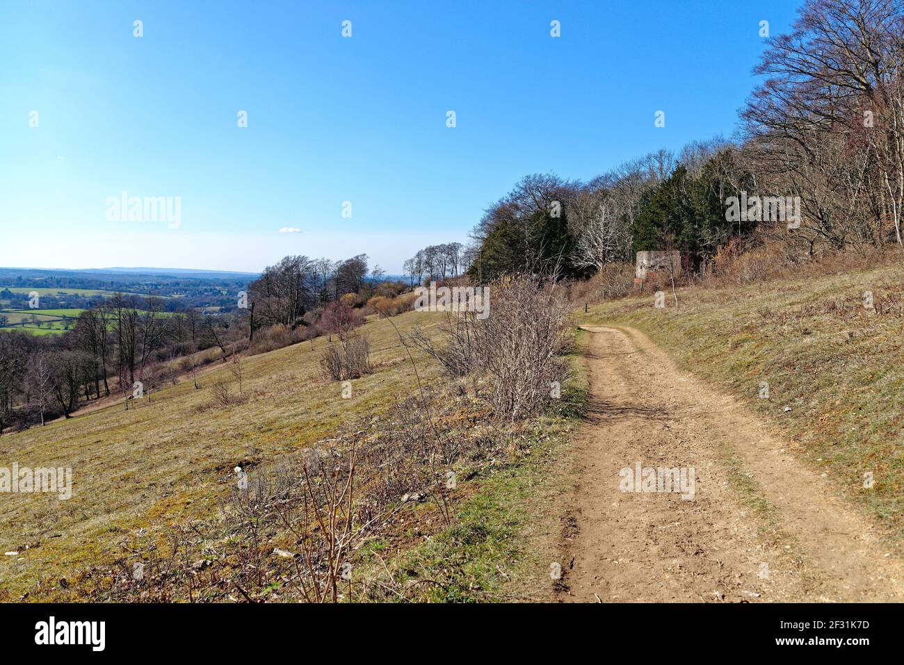 Eine Kiste aus dem Zweiten Weltkrieg mit Blick auf die North Downs an einem sonnigen Frühlingstag in der Nähe von Abinger Hammer in den Surrey Hills England Stockfoto