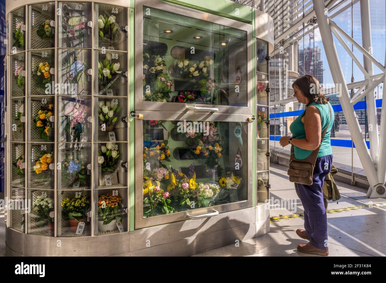 Blumenautomaten am Blackfriars Station, London. NB: Model Release für Person im Vordergrund verfügbar. Stockfoto