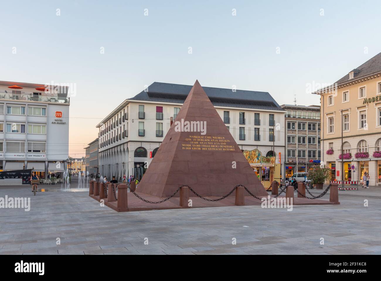 Karlsruhe, 15. September 2020: Blick auf ein Grab von Karl Wilhelm von Baden-Durlach am Marktplatz in Karlsruhe Stockfoto