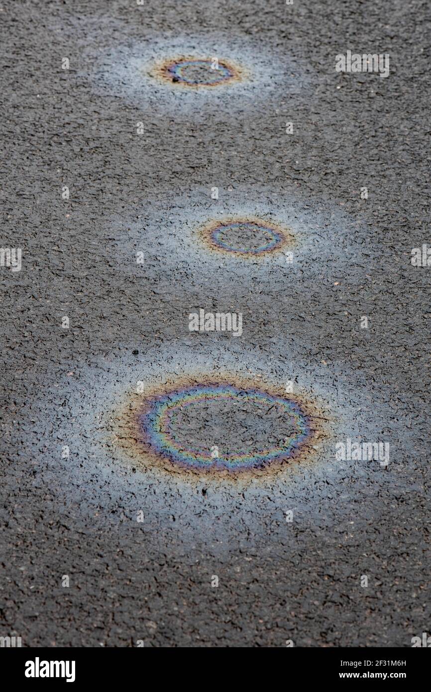 Ölpest Regenbogen Regenbögen auf nassen asphaltierten Straße Stockfoto