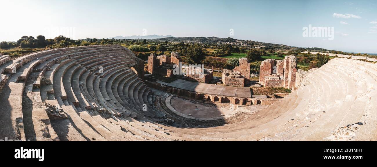 Römisches Odeum von Nikopolis altes kulturelles Wahrzeichen in Griechenland. Historischer Theaterbau aus Marmor, Panorama von der Treppe auf der Bühne im Zentrum. Reisen Stockfoto